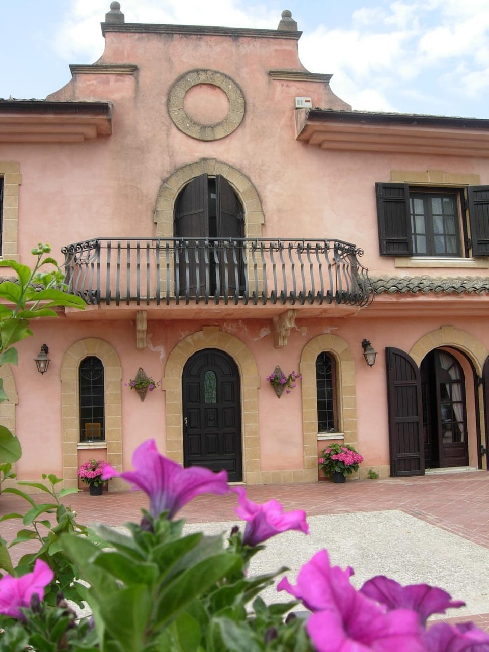 Facade/entrance