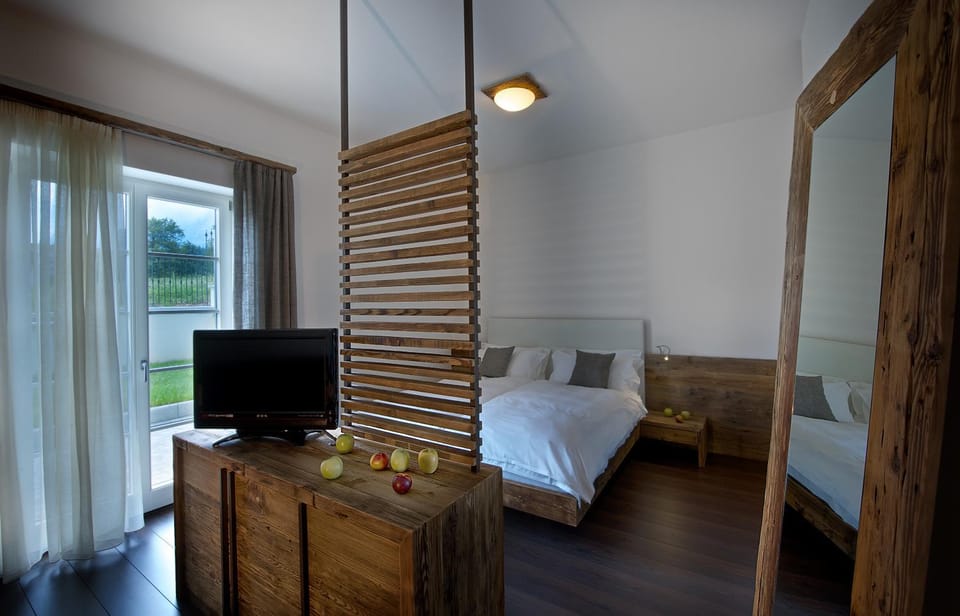 Photo of the whole room, Decorative detail