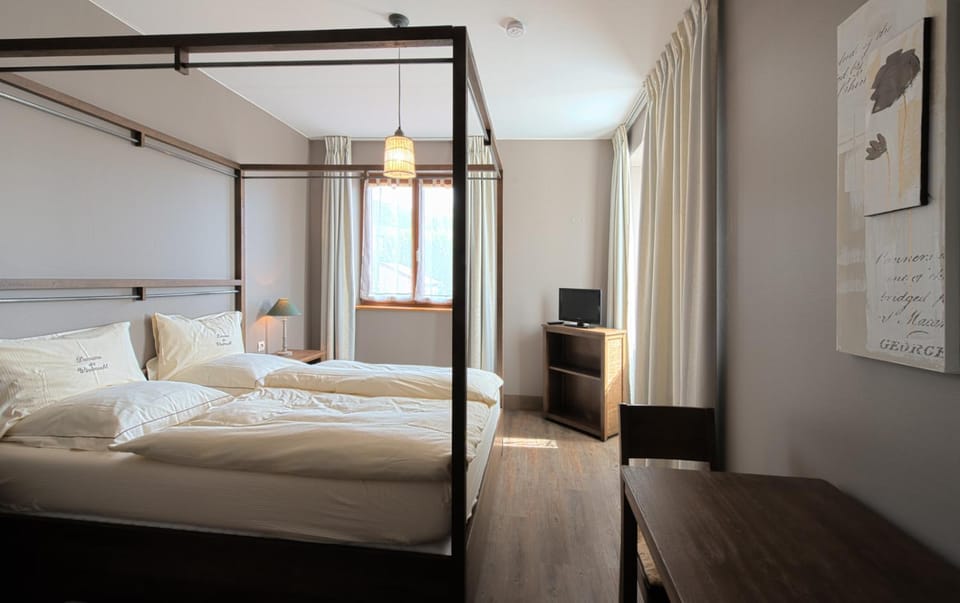 Property building, Bed, TV and multimedia, Photo of the whole room, Bedroom