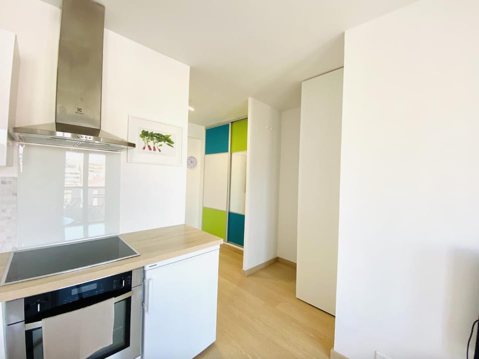 Kitchen or kitchenette, Living room, minibar, pet friendly, stove