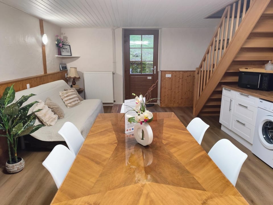 Kitchen or kitchenette, Living room, Seating area, Dining area, pet friendly, stove