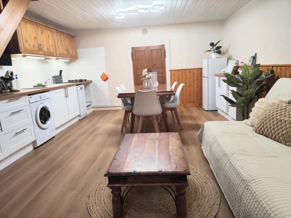 Kitchen or kitchenette, Living room, Dining area, dishwasher, oven, pet friendly, stove, toaster, washing machine