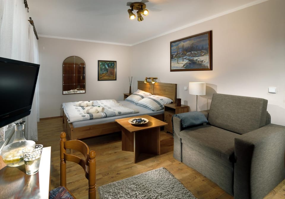 Balcony/Terrace, Bedroom, Mountain view, Street view