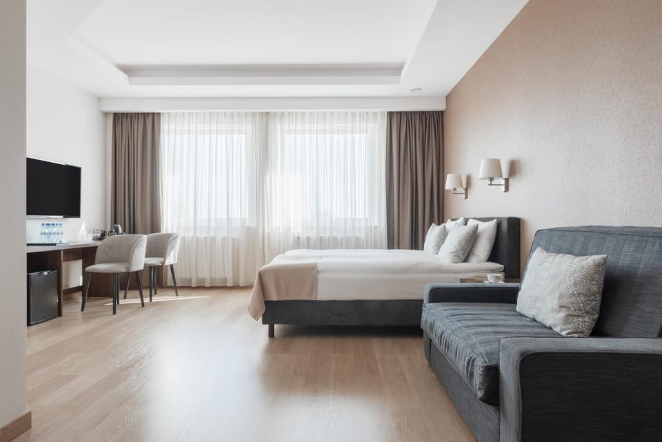 Bed, Seating area