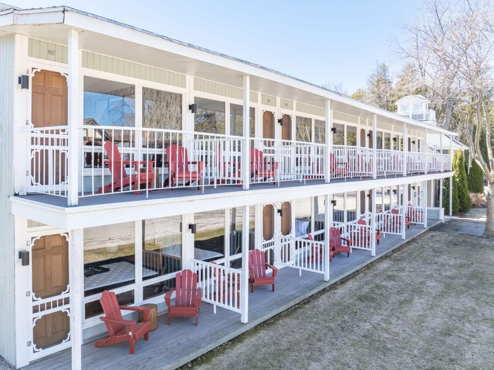 Property building, Patio, Balcony/Terrace