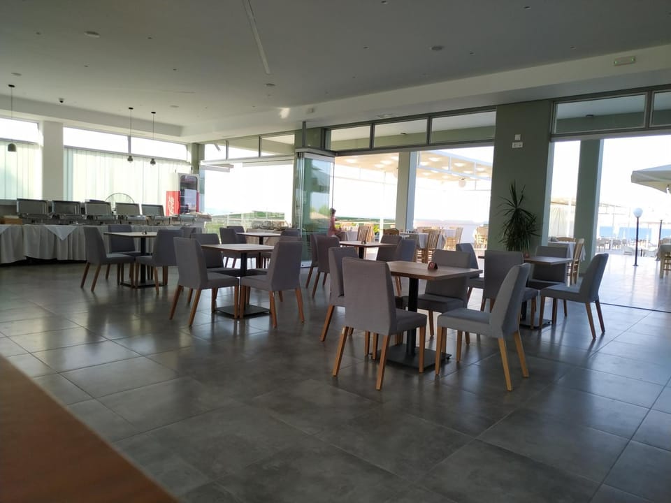 Restaurant/places to eat, Communal lounge/ TV room