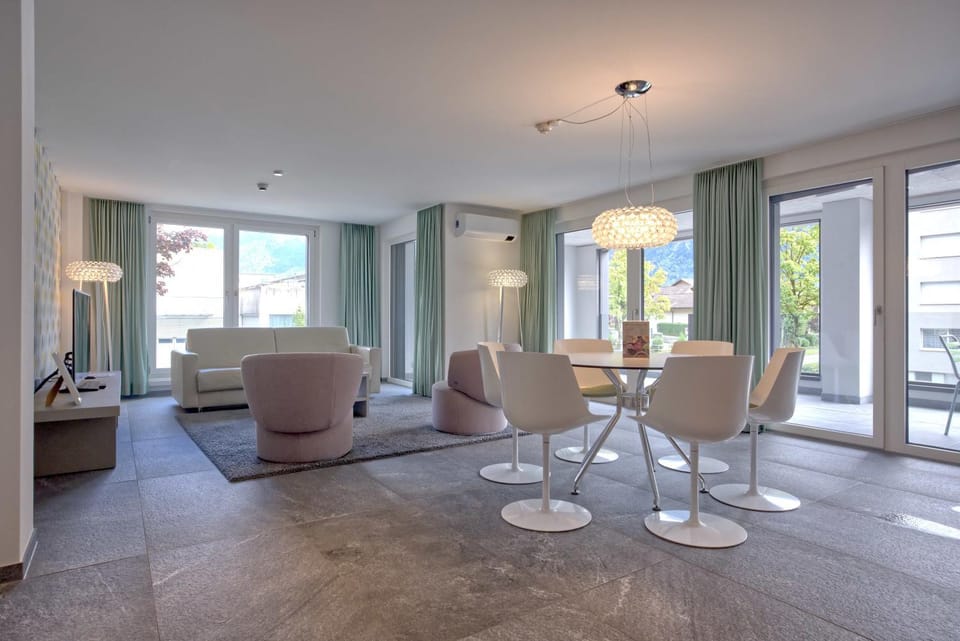 TV and multimedia, Living room, Seating area, internet, air conditioner