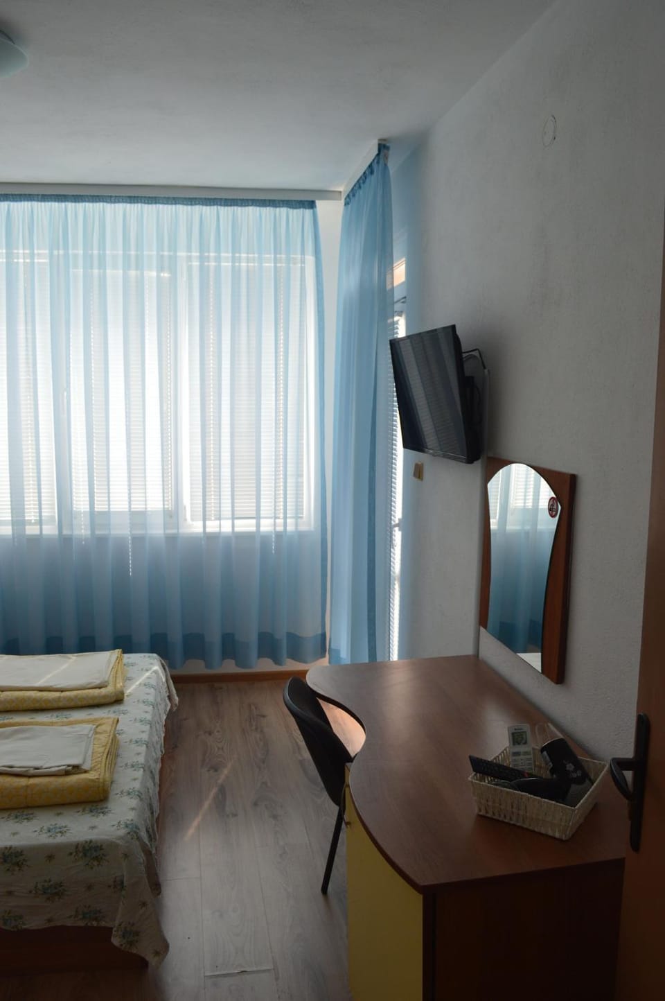 TV and multimedia, Photo of the whole room, Bedroom