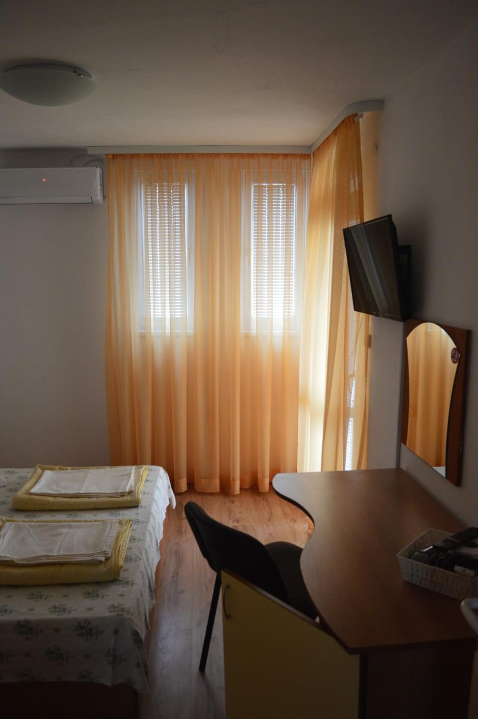TV and multimedia, Photo of the whole room, Bedroom