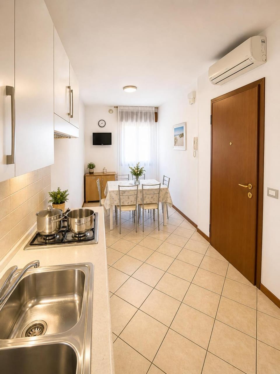 Kitchen or kitchenette, Dining area