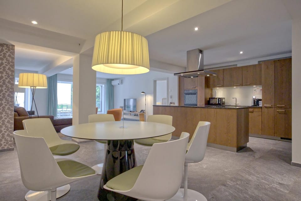 Kitchen or kitchenette, Dining area, internet, microwave