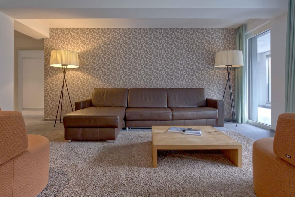 TV and multimedia, Living room, Seating area, internet, air conditioner