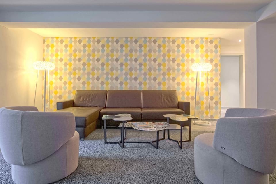 TV and multimedia, Living room, Seating area, internet, air conditioner