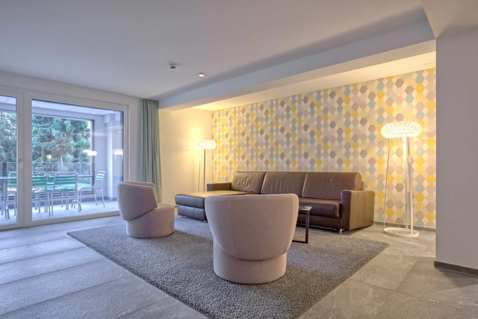TV and multimedia, Living room, Seating area, internet, air conditioner