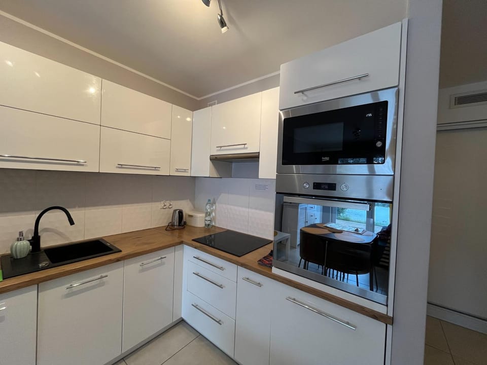 Kitchen or kitchenette, dishwasher, stove