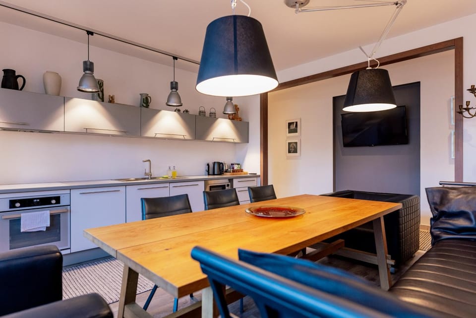 Kitchen or kitchenette, Seating area, Dining area, stove