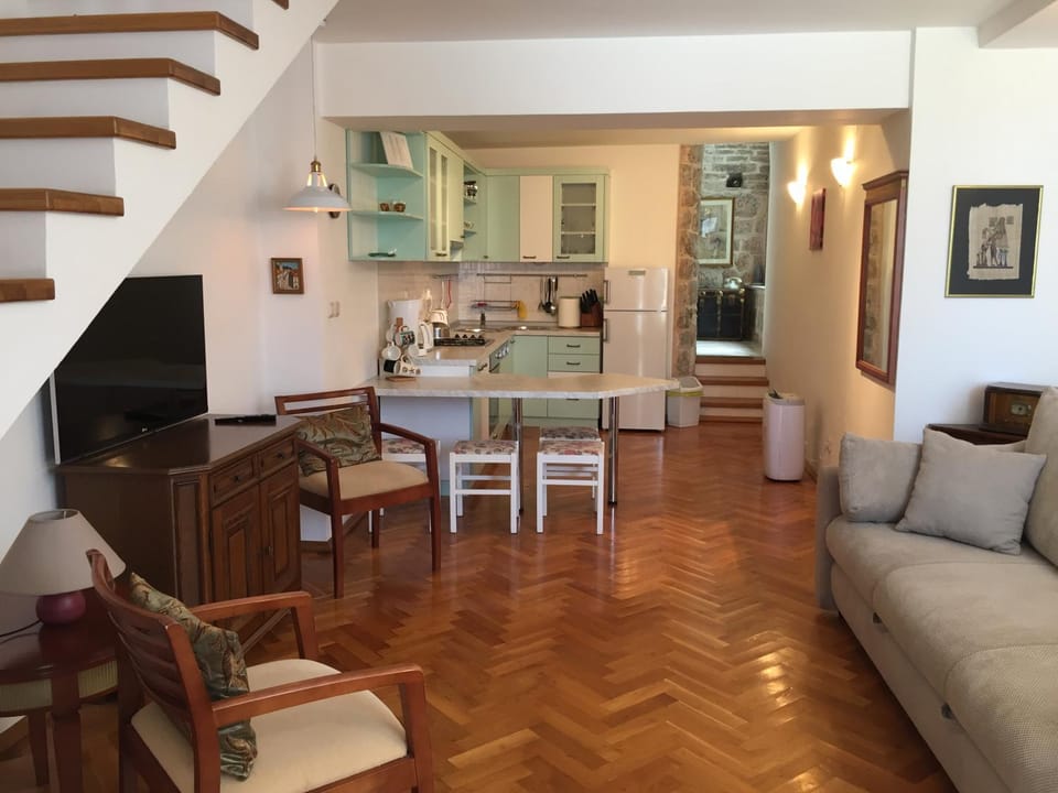 Kitchen or kitchenette, Living room