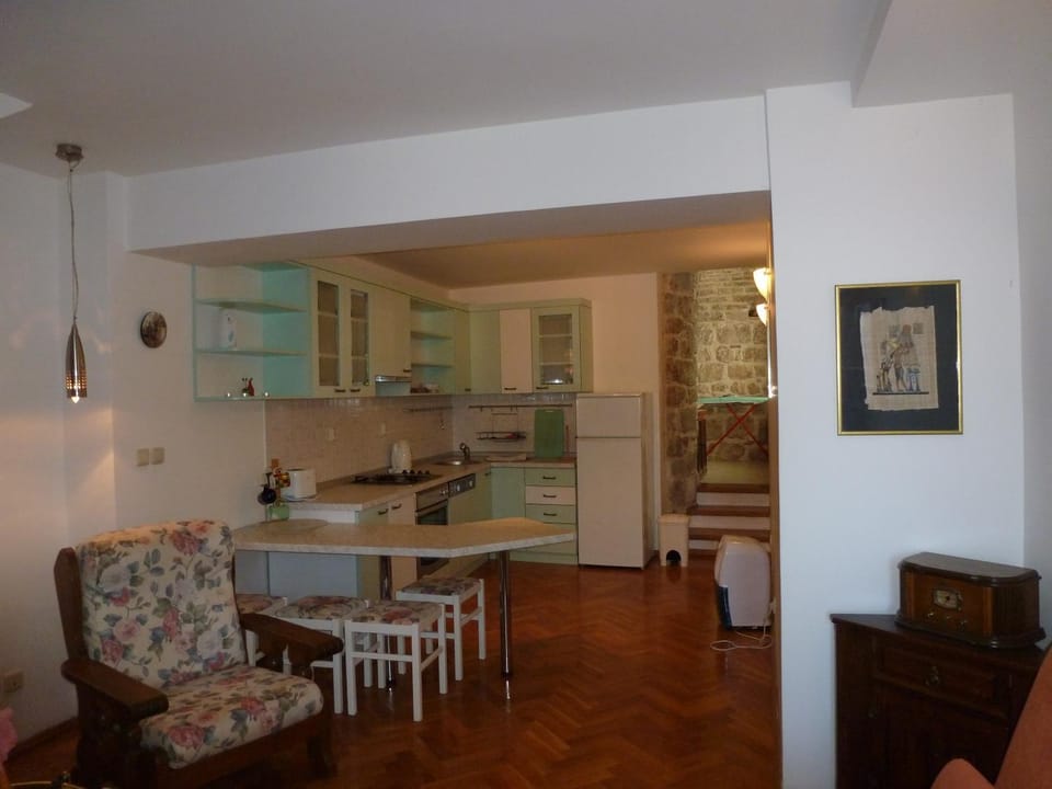 Kitchen or kitchenette, Living room