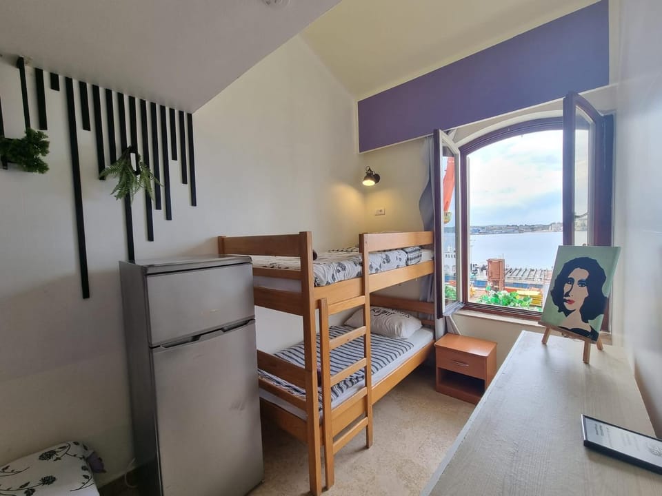 Bedroom, City view