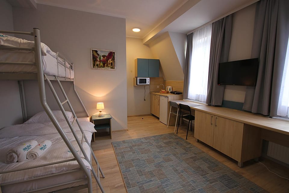 Bed, TV and multimedia, Photo of the whole room