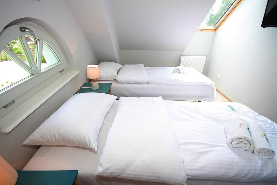 Bed, Photo of the whole room, Bedroom, towels