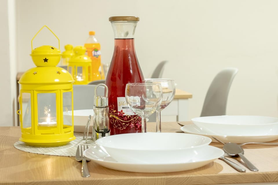 Kitchen or kitchenette, Dining area, Communal kitchen