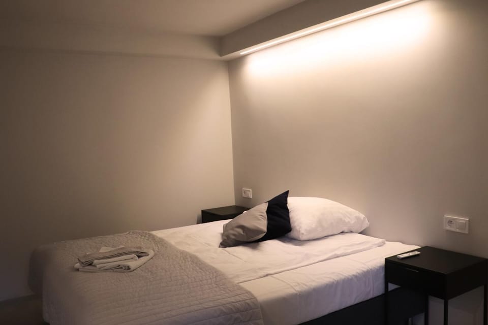 Bed, towels