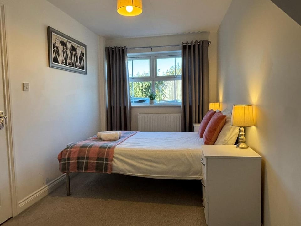 Hereford - Kestrel House - 4 Bedroom House Close to City With Parking - Sleeps 7 - Suitable for Family Gatherings or Contractors With Vehicles - Hosted by RENTMYHOUSE Apartment in Hereford