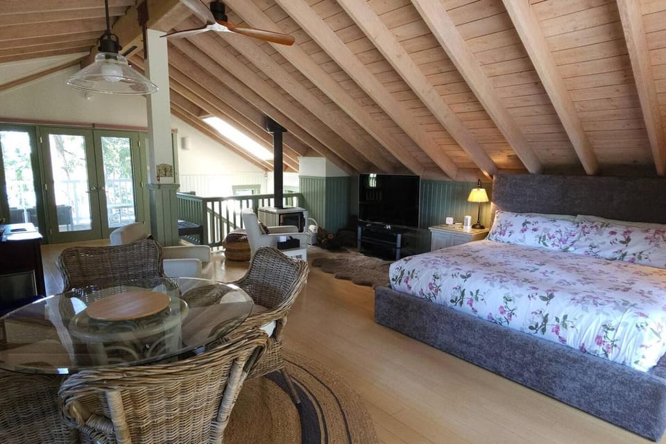 Valhalla The Loft (Oceanfront Hot tub) Bed and Breakfast in Galiano Island