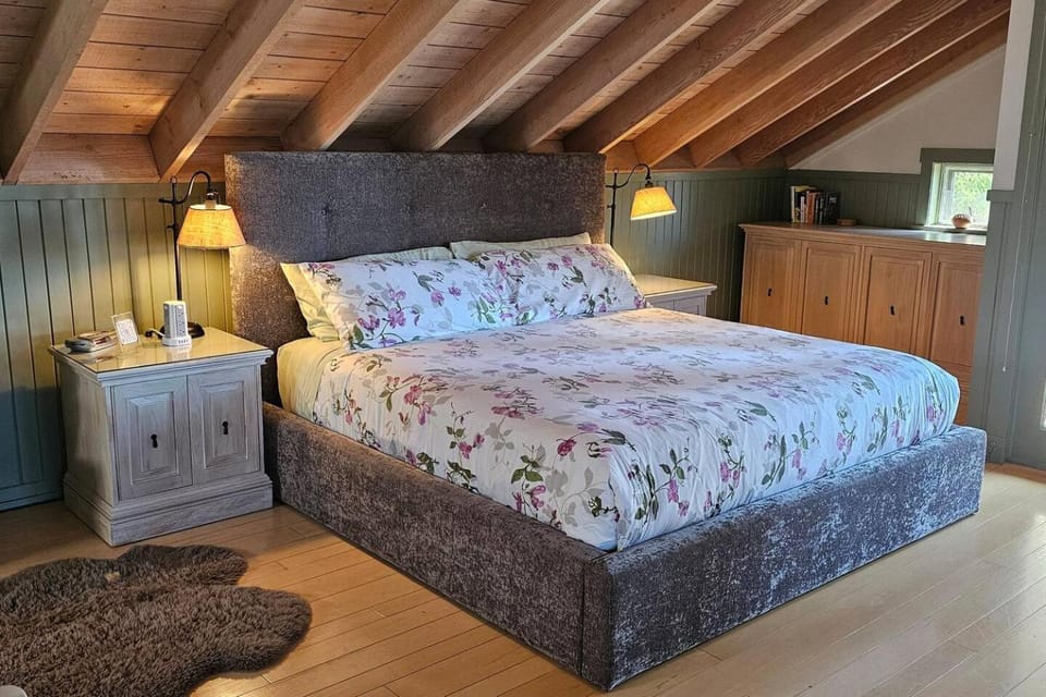 Valhalla The Loft (Oceanfront Hot tub) Bed and Breakfast in Galiano Island