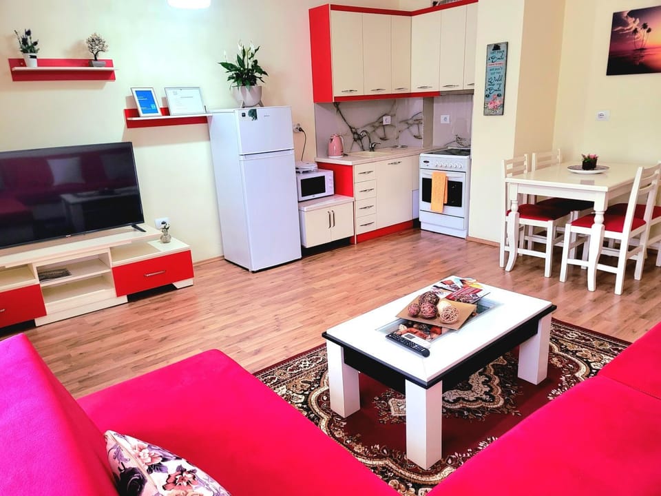 TV and multimedia, Coffee/tea facilities, Kitchen or kitchenette, Living room, Dining area, oven, stove, toaster