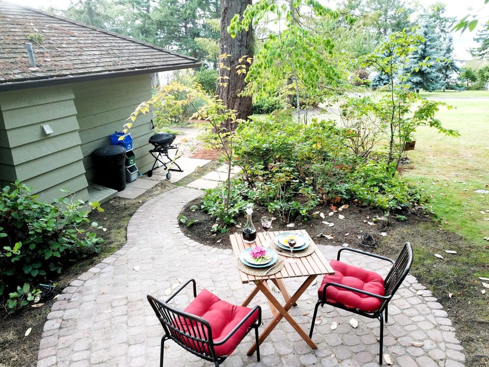 Valhalla The Nest Bed and Breakfast in Galiano Island
