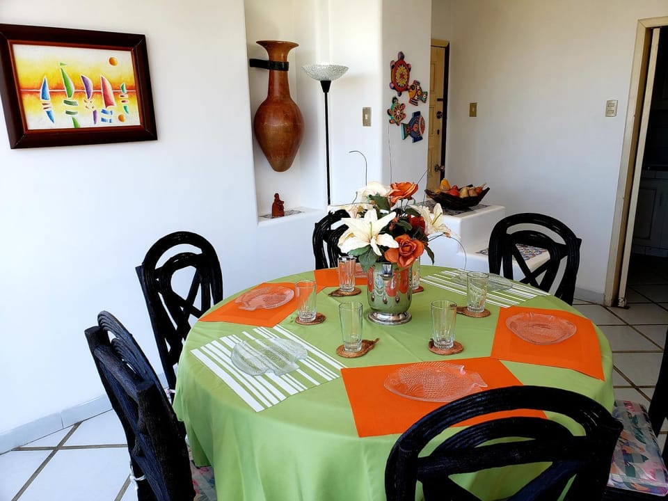 Coffee/tea facilities, Decorative detail, Dining area