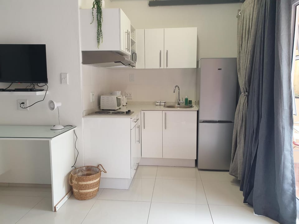 TV and multimedia, Kitchen or kitchenette, minibar, stove