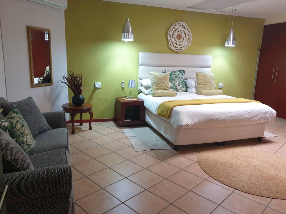 Bed, Photo of the whole room, Seating area, Bedroom, wardrobe, air conditioner