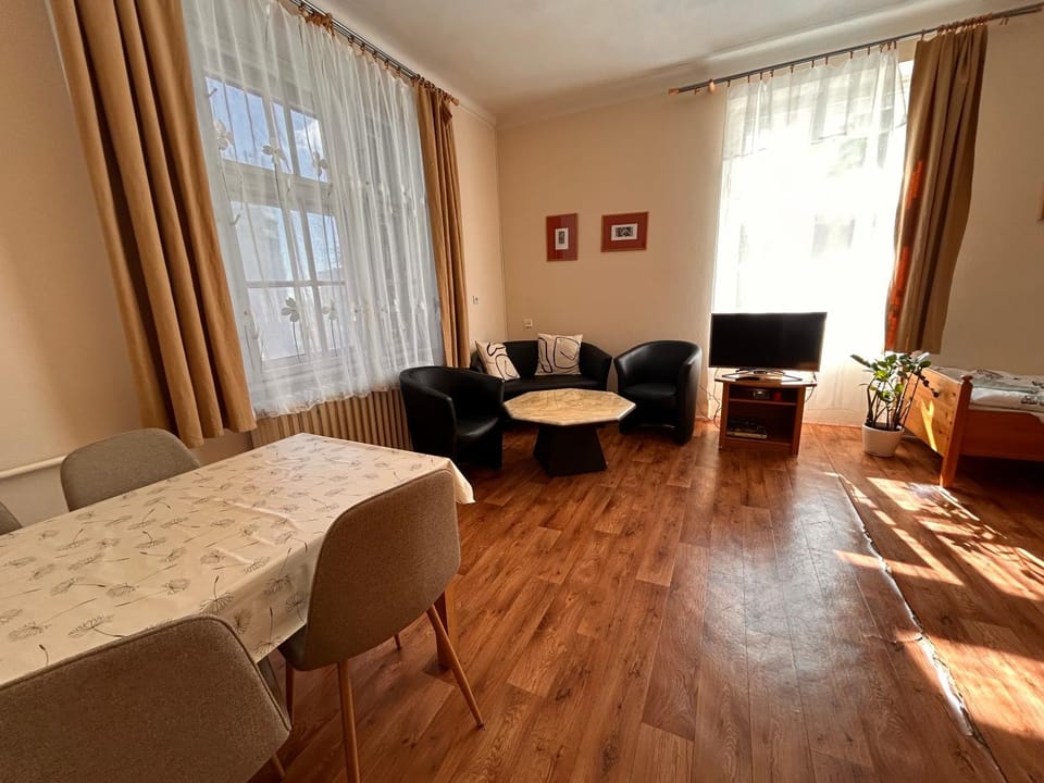 TV and multimedia, Seating area, Dining area