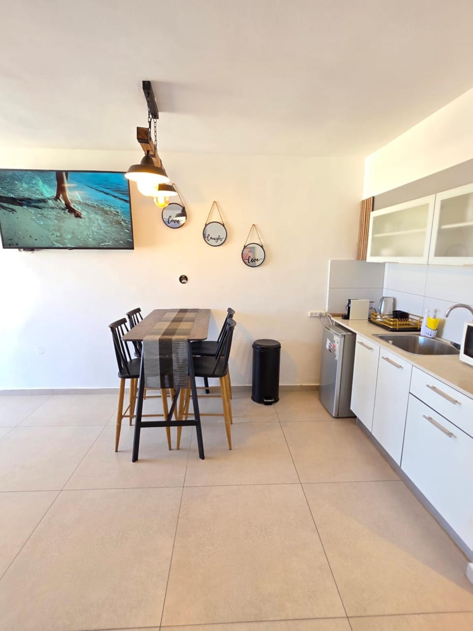 Kitchen or kitchenette, Dining area, stove
