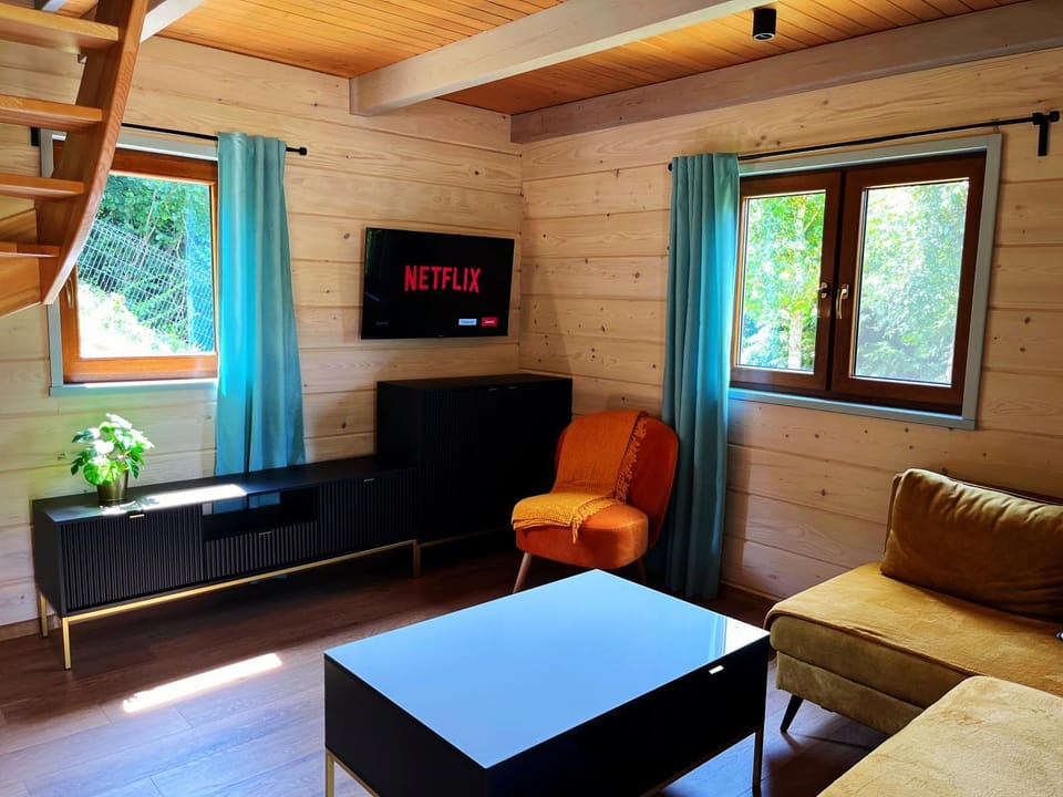 TV and multimedia, Living room, Seating area, internet