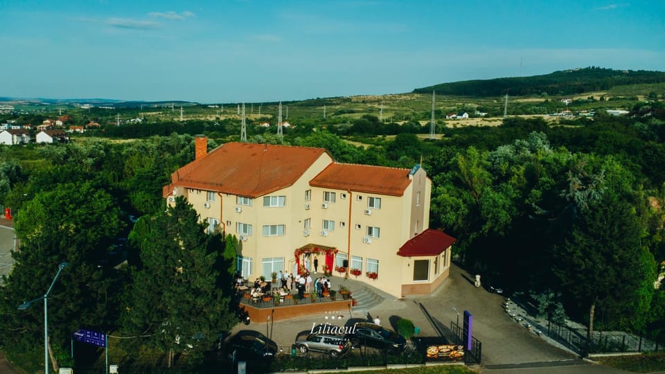 Property building, Day, Neighbourhood, Natural landscape, Bird's eye view, Mountain view, Street view, Location, Parking