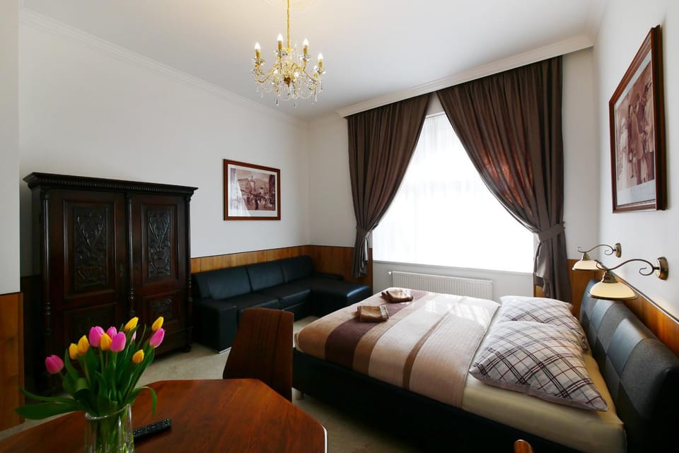 TV and multimedia, Living room, Seating area, Bedroom