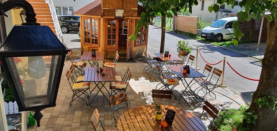 Property building, Restaurant/places to eat, Seating area, Dining area