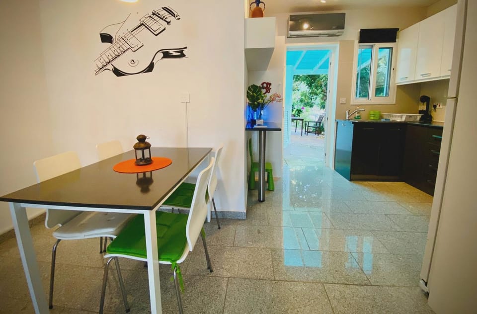 Garden, Kitchen or kitchenette, Dining area
