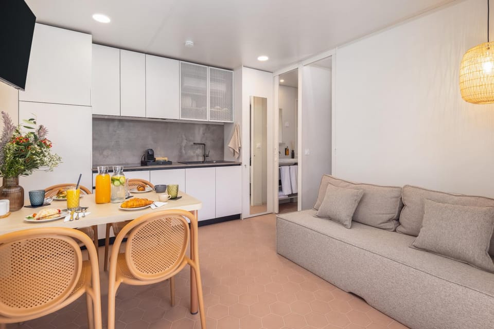 Kitchen or kitchenette, Living room, Seating area, Dining area