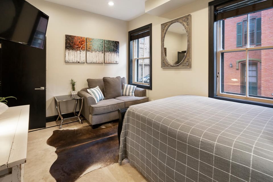 Decorative detail, Seating area, Bedroom, On site, City view, Street view