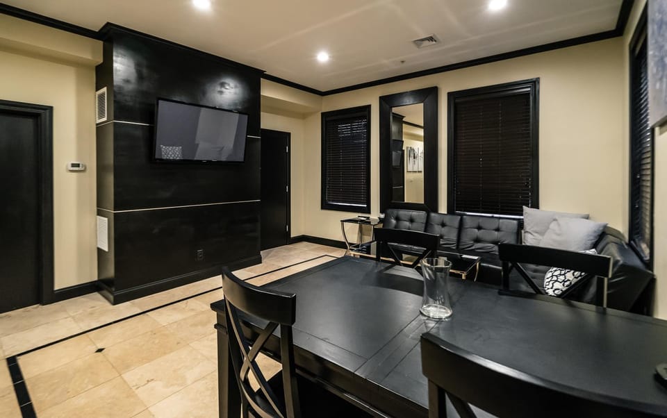 Bed, Night, Living room, Photo of the whole room, Seating area, Dining area, Street view