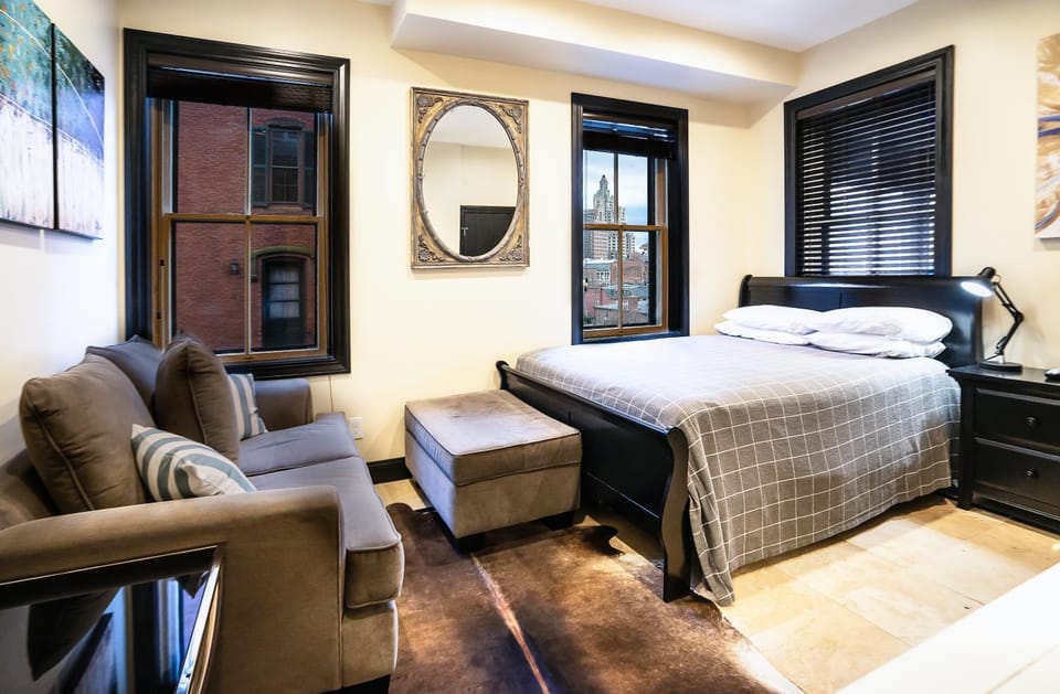 Day, Photo of the whole room, Decorative detail, Seating area, Bedroom, City view