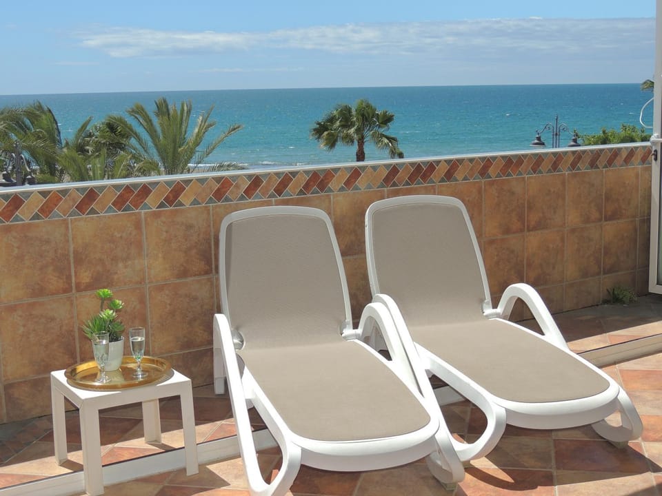 View (from property/room), Balcony/Terrace, Sea view, sunbed