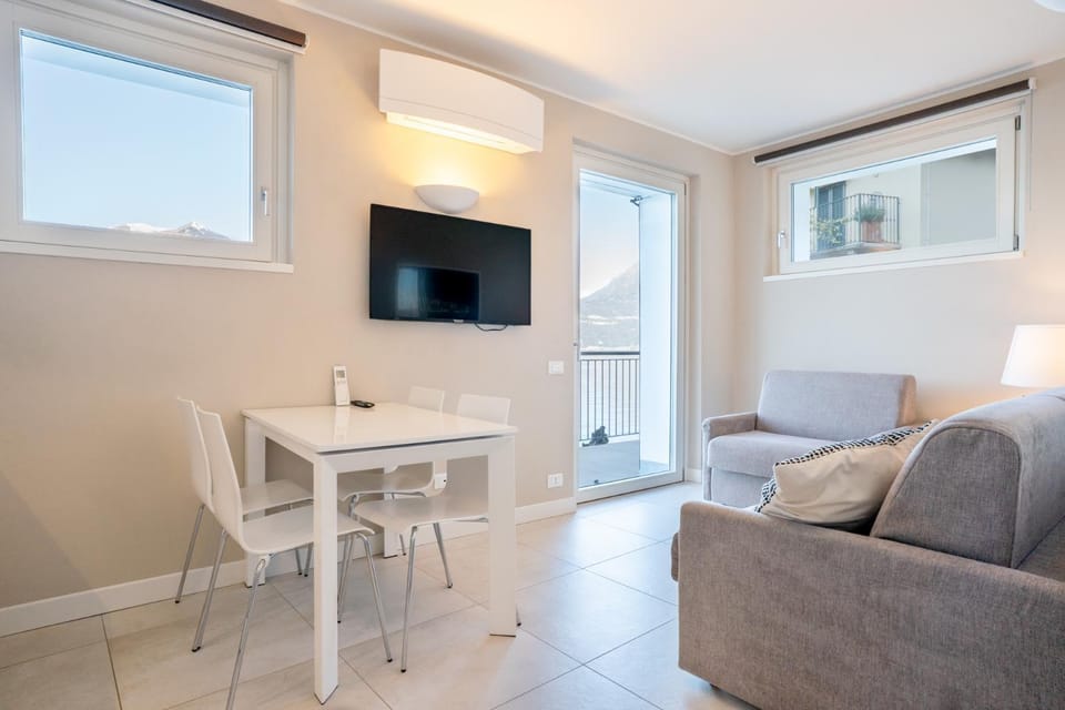 TV and multimedia, Living room, Seating area, Dining area