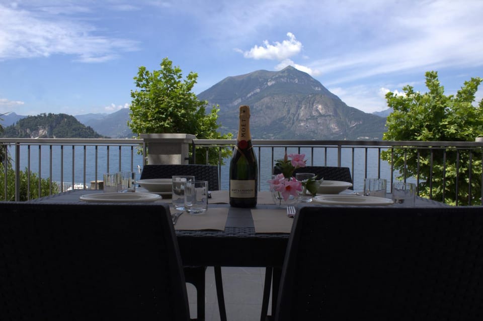 View (from property/room), Balcony/Terrace, Lake view, Mountain view
