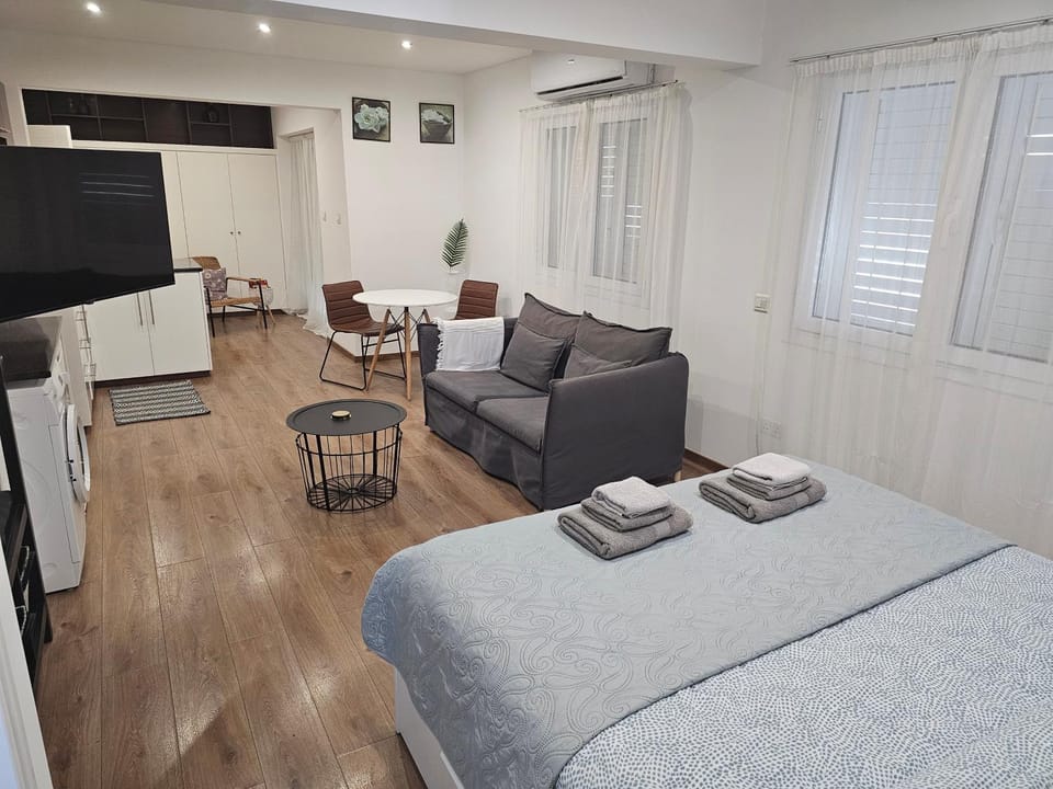 Bed, TV and multimedia, Living room, Seating area, towels
